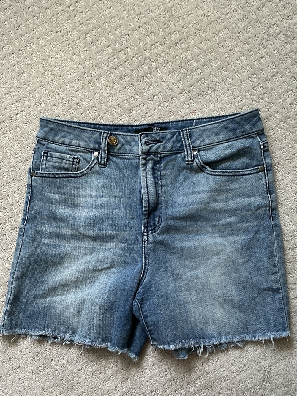 Woman’s 1822 Denim Cutoff Shorts in Medium Blue size 8